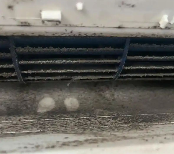 浦江空调吹的风有股烧焦味是怎么回事